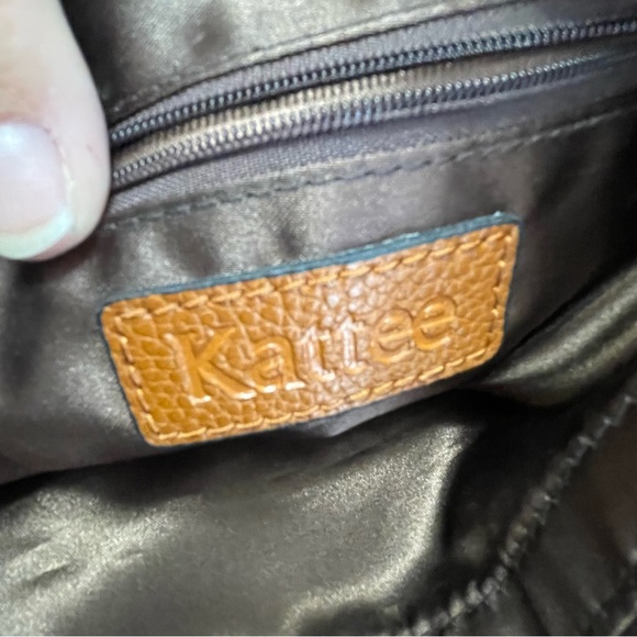 KATTEE large capacity shoulder bag with metal feet and buckle details - Picture 10 of 16